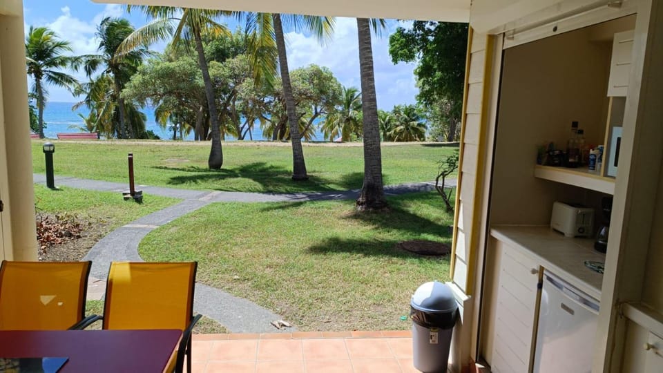 Grand studio 4 pers superbe vue mer et cocotiers dans Village Vacances Sainte-Anne plage à - 30 m Apartment in Sainte-Anne
