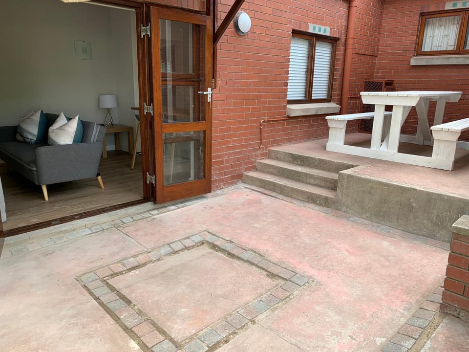 Patio, Facade/entrance, Lounge or bar, Dining area