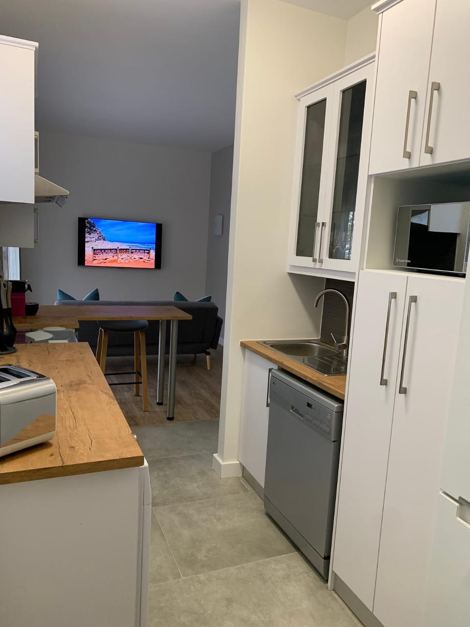 TV and multimedia, Coffee/tea facilities, Kitchen or kitchenette, Lounge or bar, dishwasher, minibar, toaster