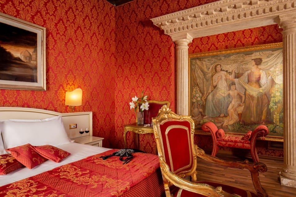 Photo of the whole room, Decorative detail