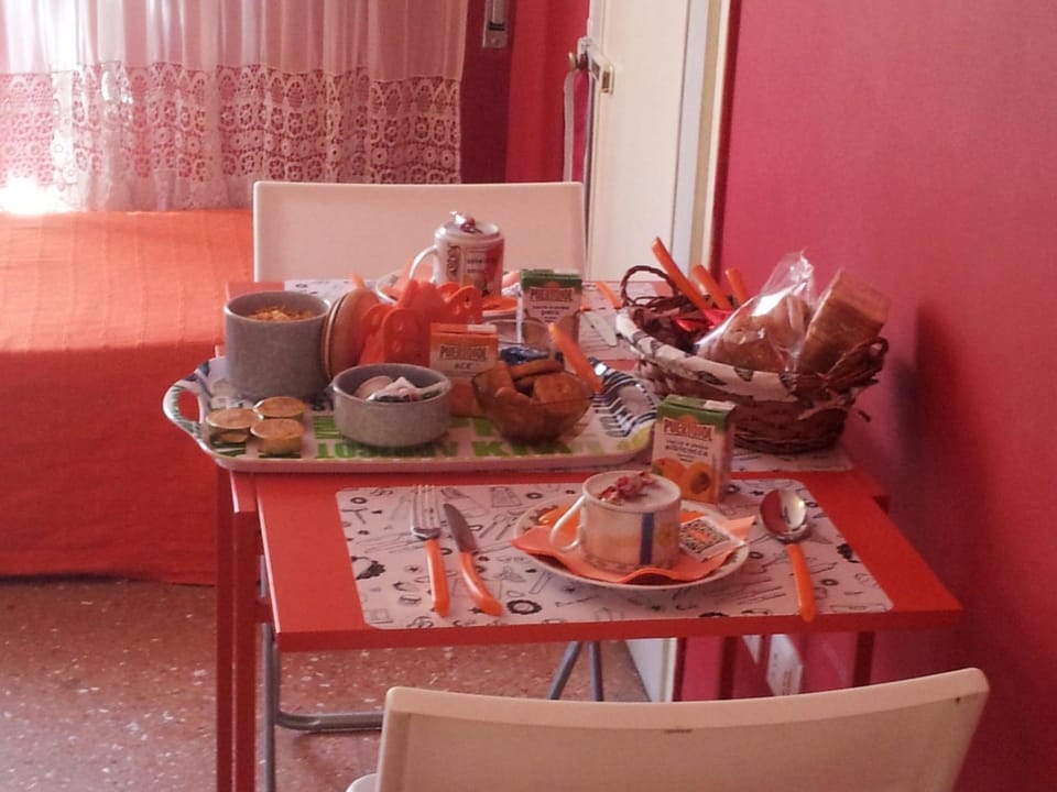 Bedroom, Italian breakfast