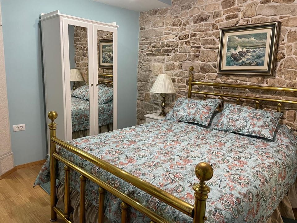Photo of the whole room, Bedroom, wardrobe