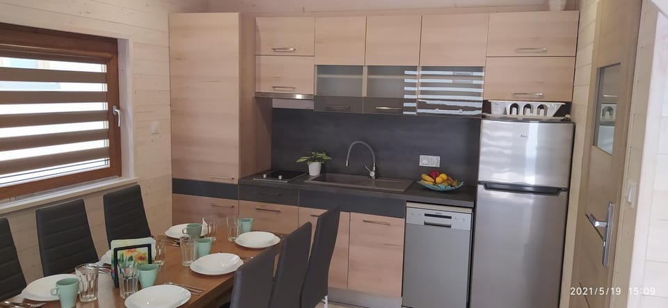 Kitchen or kitchenette, Dining area, dishwasher