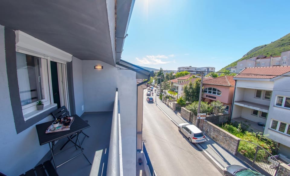 Balcony/Terrace, City view, Mountain view, Street view, Quiet street view