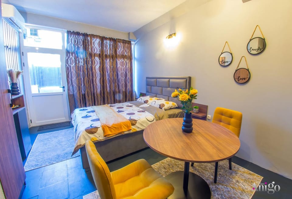 Bed, Photo of the whole room, Seating area, Dining area, Bedroom