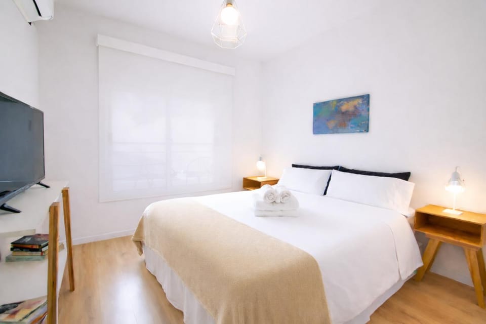 Bed, TV and multimedia, Photo of the whole room, Bedroom, heating, towels, air conditioner