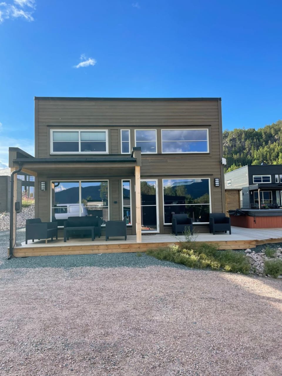 Exclusive Funkis Cabin, Lake View, Rooftop Terrace, Jacuzzi, Sauna, Close to Golf and Alpine Cabin in Viken, Norway