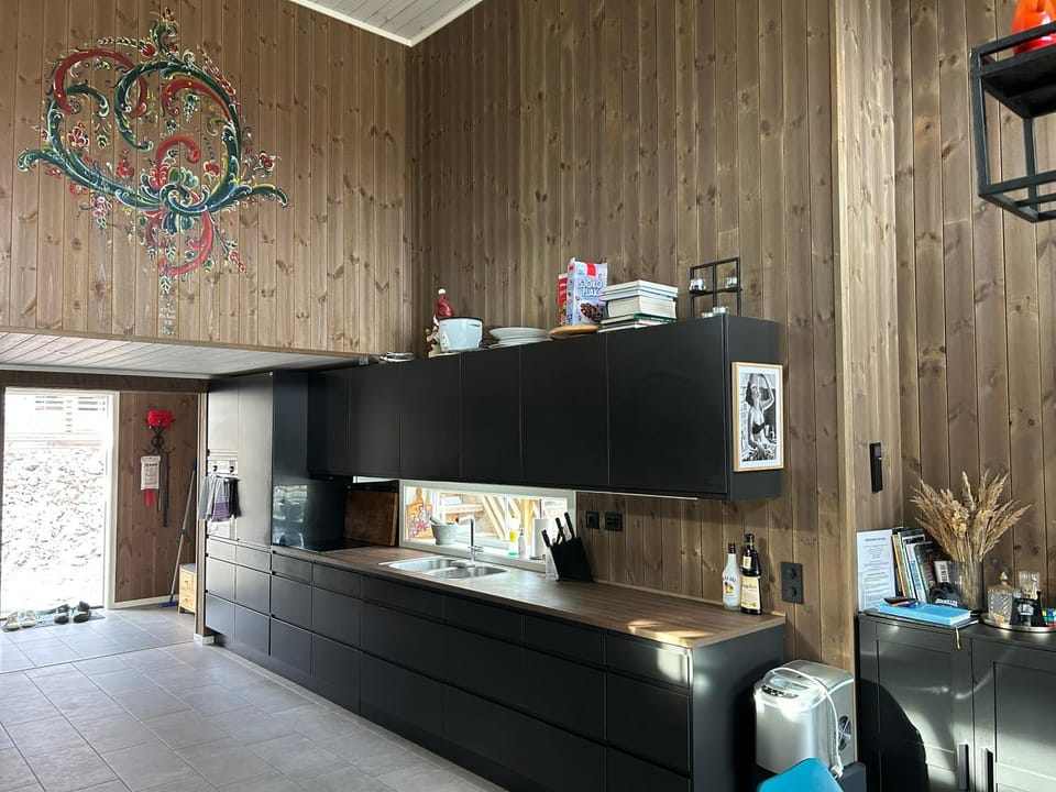 Exclusive Funkis Cabin, Lake View, Rooftop Terrace, Jacuzzi, Sauna, Close to Golf and Alpine Cabin in Viken, Norway