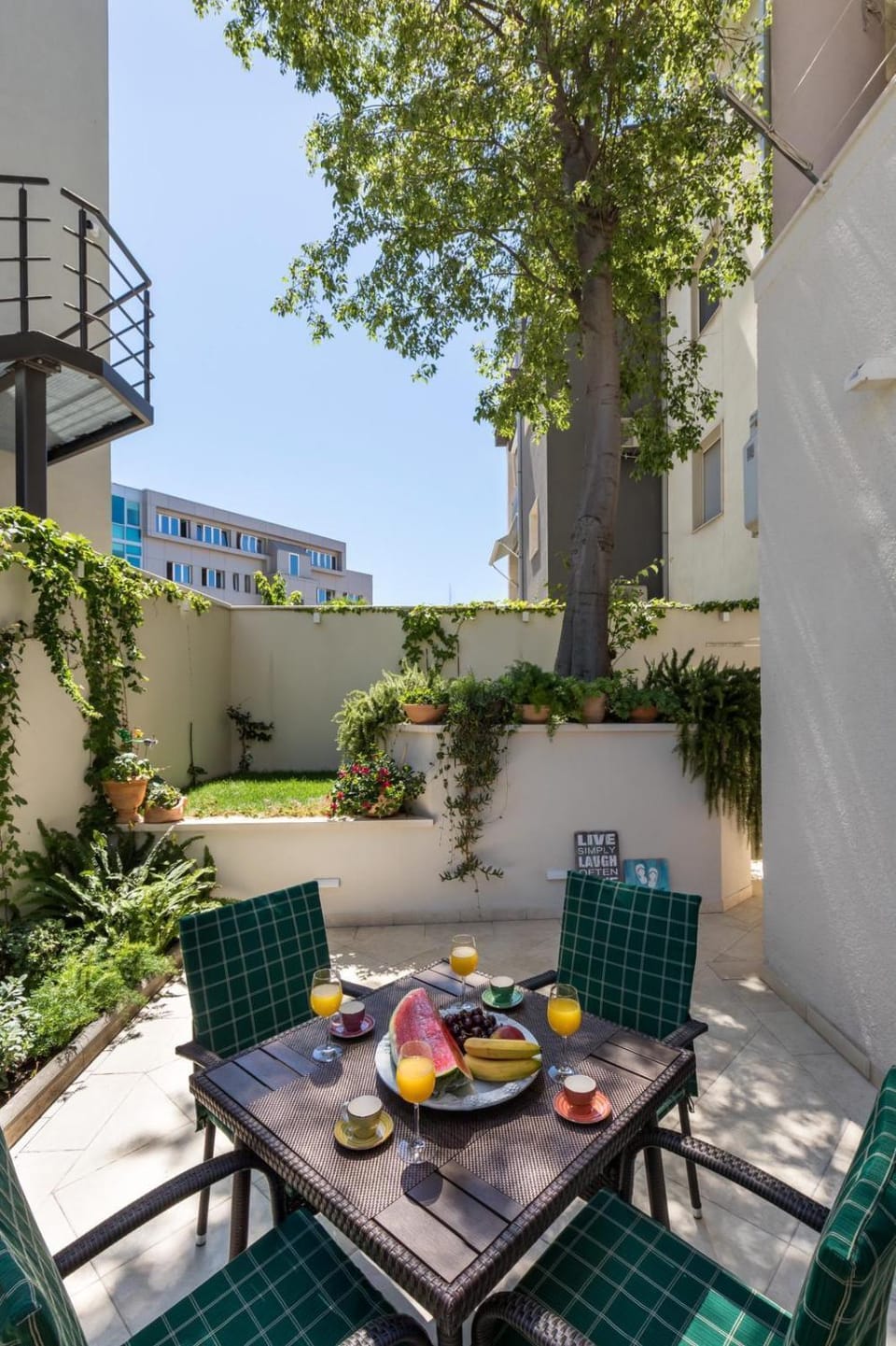 Property building, Patio, Day, Garden, Balcony/Terrace, Seating area, Garden view