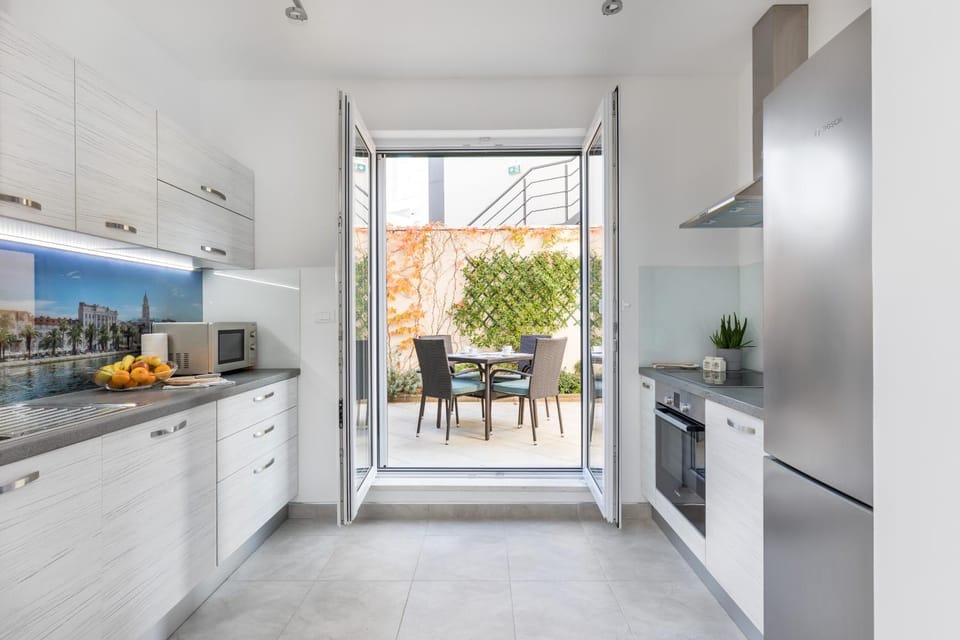 Coffee/tea facilities, Balcony/Terrace, Dining area, dishwasher, internet, microwave, oven, stove, kitchen