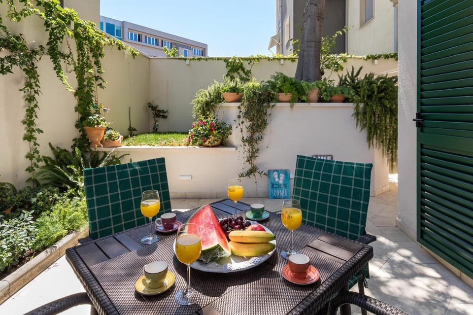 Patio, Off site, Day, Balcony/Terrace, Balcony/Terrace, Seating area, internet