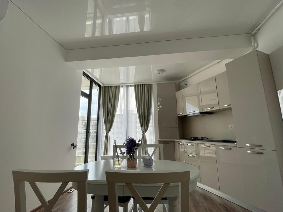 Kitchen or kitchenette, Dining area, stove