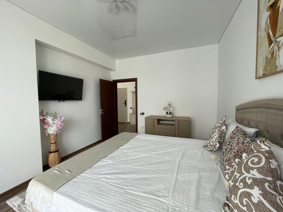 Bed, TV and multimedia, Bedroom