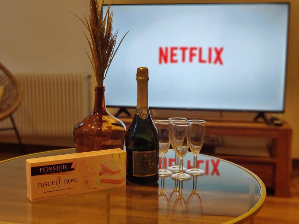 Communal lounge/ TV room, TV and multimedia, Drinks