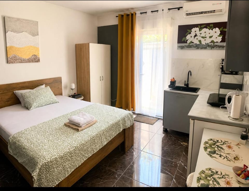Smještaj za dvije osobe ,blizina amfiteatra i bus kolodvora ,Self-Check- In,parking u ulici Apartment in Pula