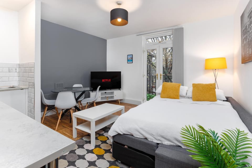 Bed, TV and multimedia, Living room, Seating area, Dining area