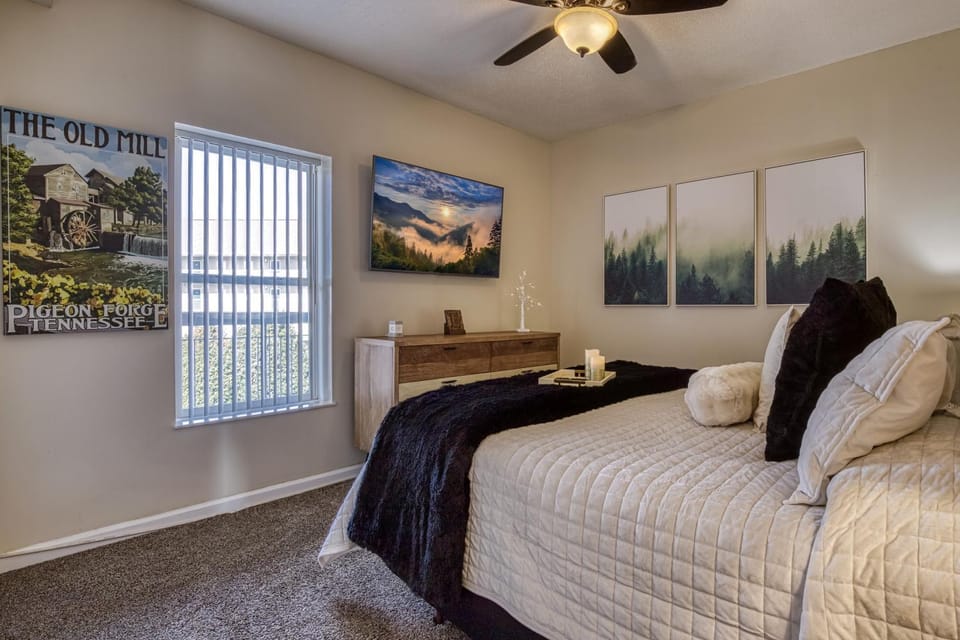 2 King BRs Balcony Resort Amenities Free Tix House in Pigeon Forge