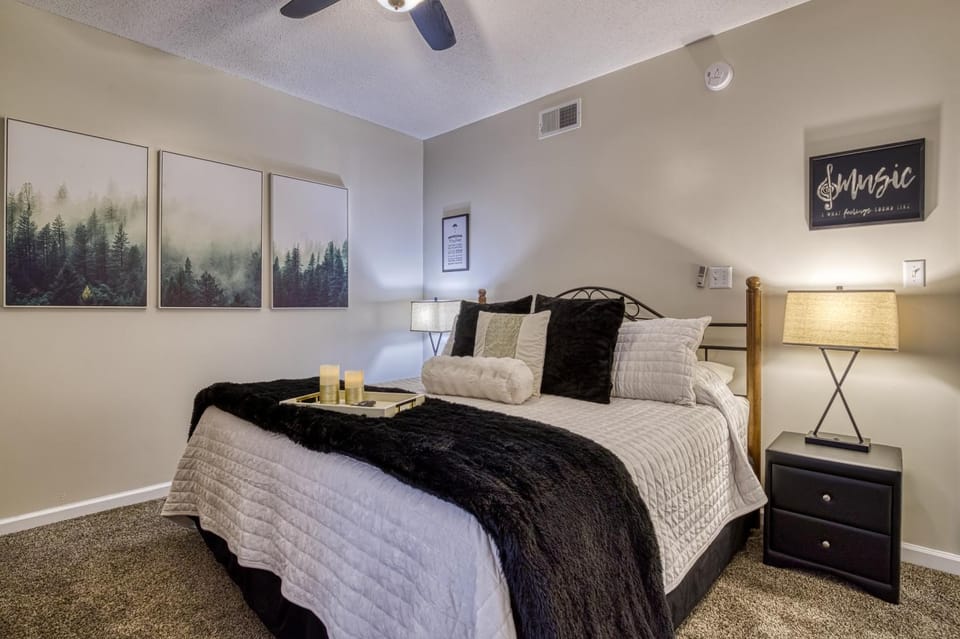 2 King BRs Balcony Resort Amenities Free Tix House in Pigeon Forge