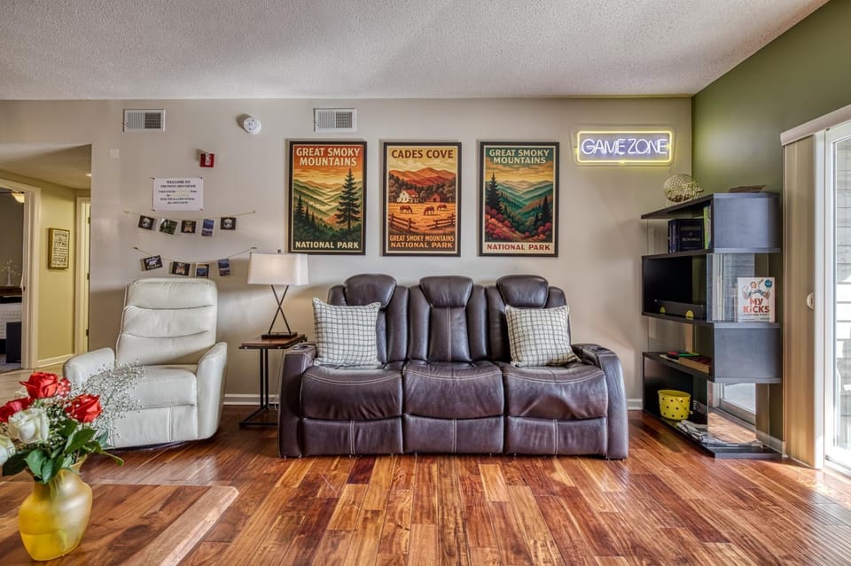 2 King BRs Balcony Resort Amenities Free Tix House in Pigeon Forge