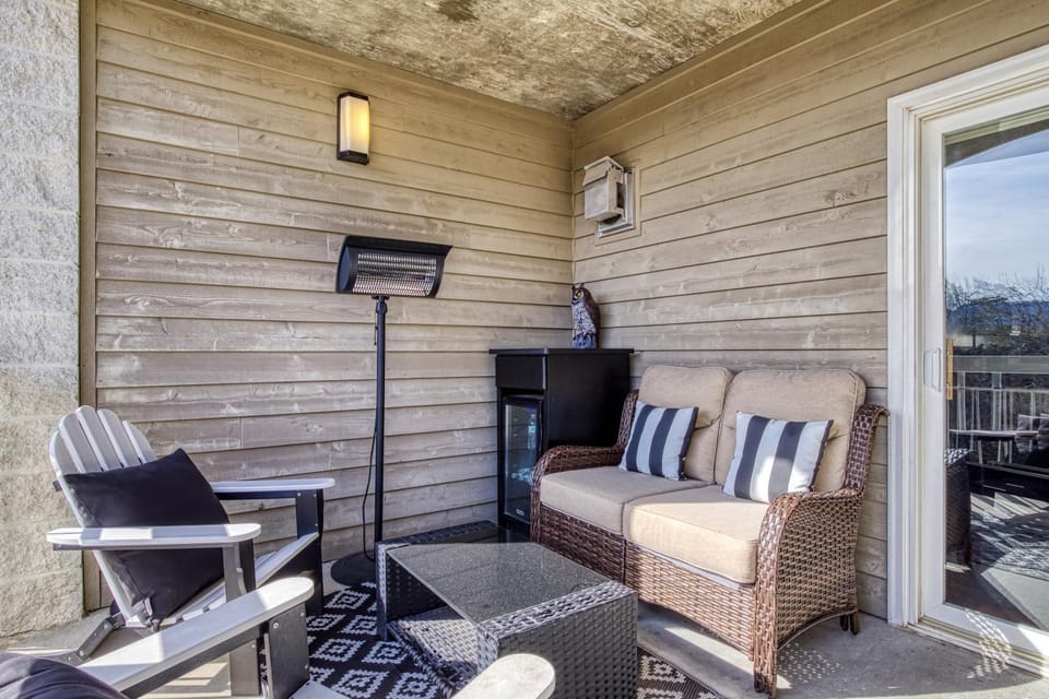 2 King BRs Balcony Resort Amenities Free Tix House in Pigeon Forge