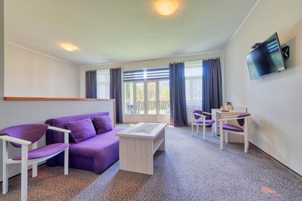 Photo of the whole room, Seating area