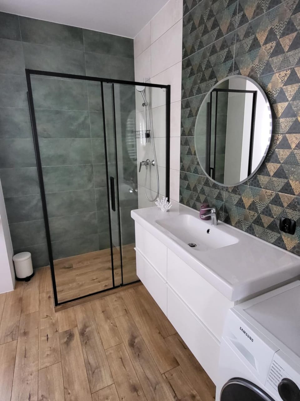 Bathroom, towels