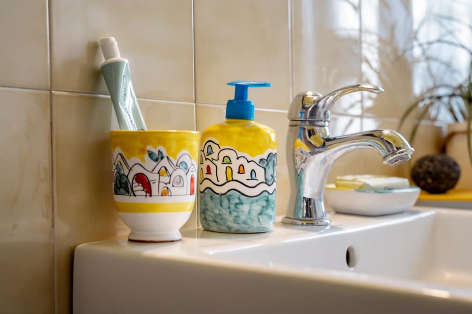 Shower, Bathroom, Decorative detail, hair dryier, towels, towels, washing machine