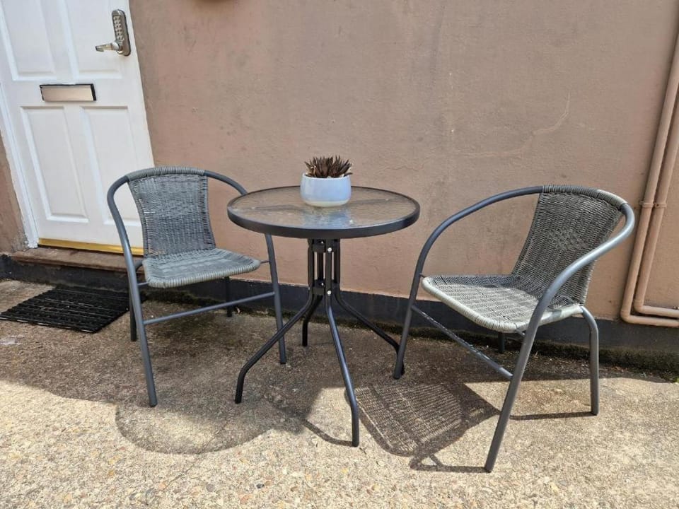 NEWLY Refurbed - Large Studio Apt With Private Parking Apartment in Exeter