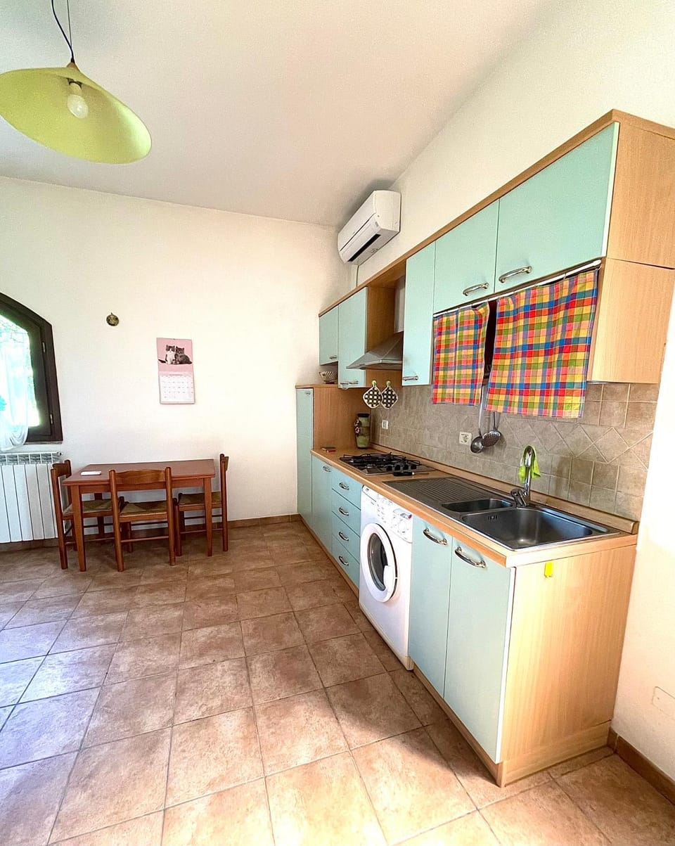 Kitchen or kitchenette, Dining area, stove