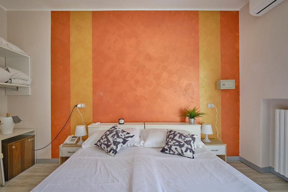 Bed, Photo of the whole room, Bedroom, air conditioner