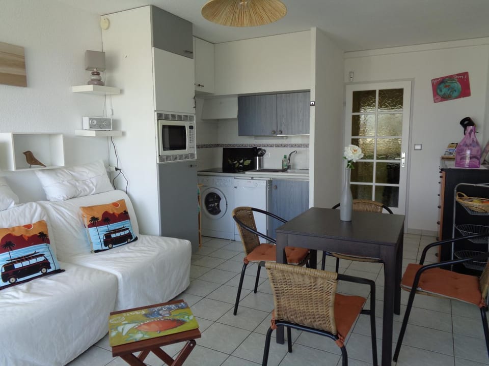 Kitchen or kitchenette, Seating area