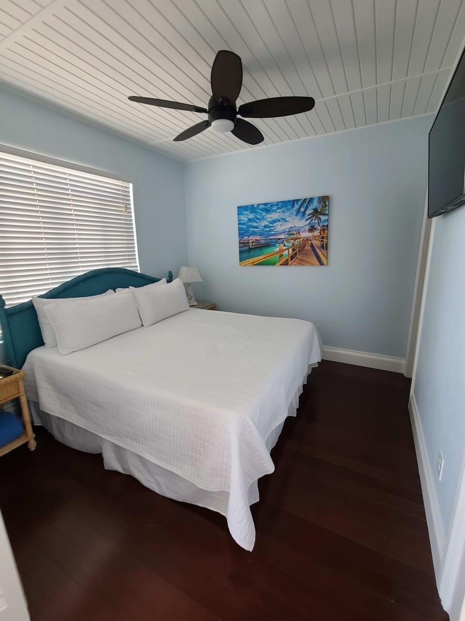 Bed, TV and multimedia, Bedroom, fireplace