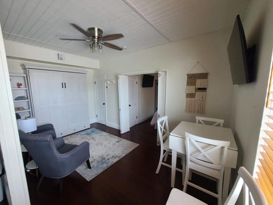 Duval Street Suite w parking and heated pool Apartment in Key West
