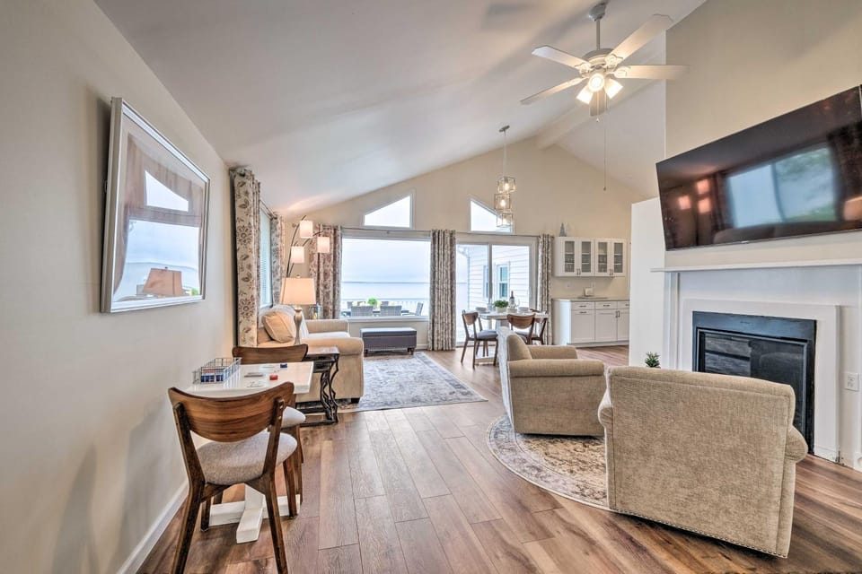Waterfront Cottage w/ Private Beach + Deck! House in Virginia