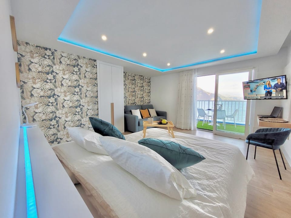 Bed, TV and multimedia, View (from property/room), Balcony/Terrace, Seating area, Bedroom, Sea view