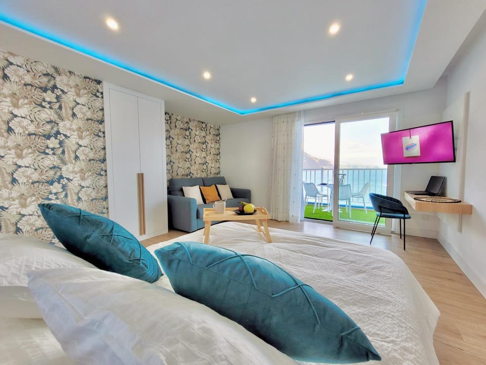 Bed, TV and multimedia, Balcony/Terrace, Seating area, Bedroom
