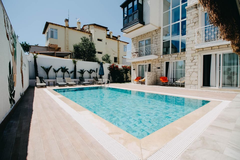Patio, Swimming pool, sunbed