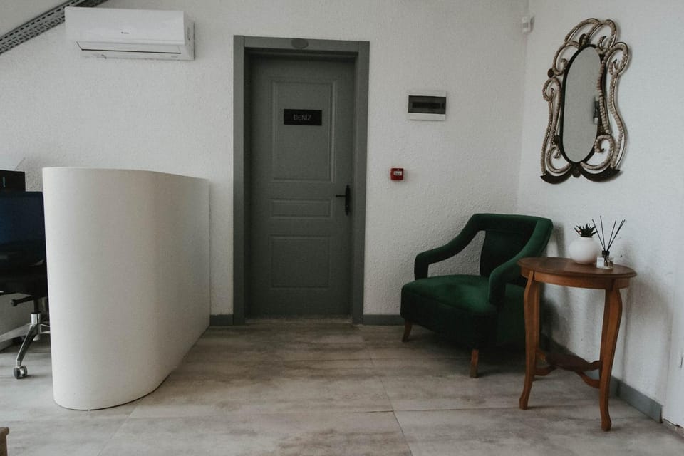 Lobby or reception, Seating area, air conditioner