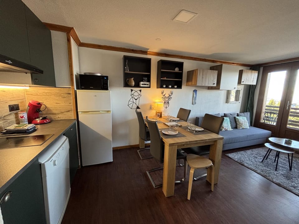 Living room, Dining area, dishwasher, stove