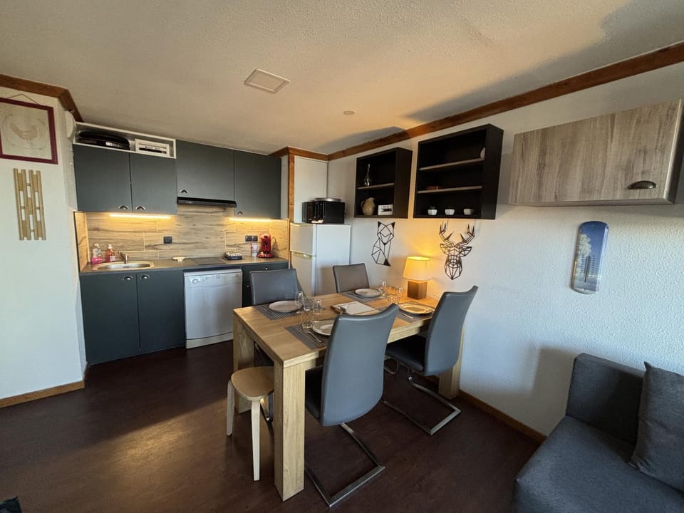 Kitchen or kitchenette, Dining area, stove