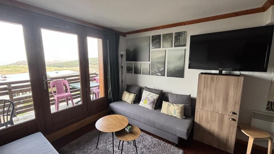 Lama-Gîte-des-Puys T3 Lamadalet, vue sud, terrasse, parking privé Apartment in Besse-et-Saint-Anastaise