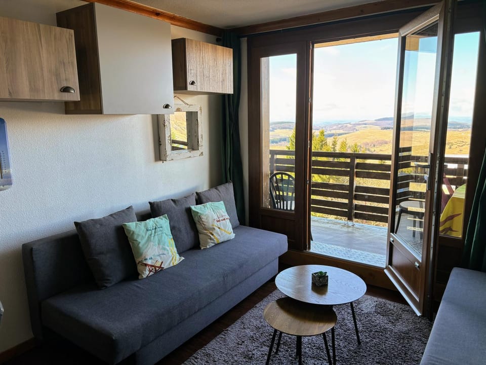 Natural landscape, Balcony/Terrace, Living room, Mountain view