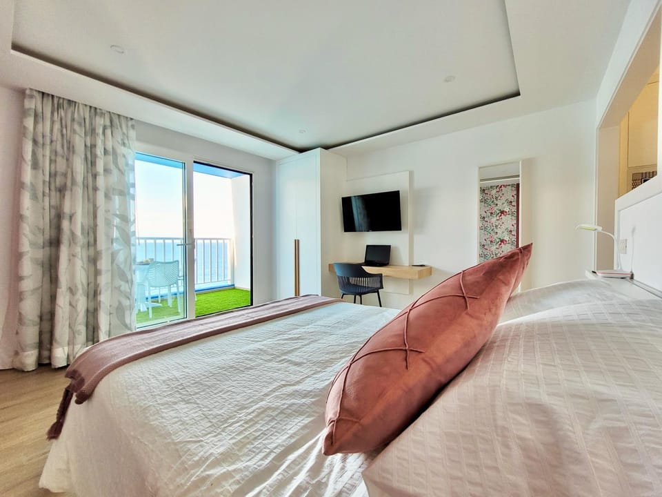 Bed, TV and multimedia, View (from property/room), Balcony/Terrace, Seating area, Bedroom, Sea view