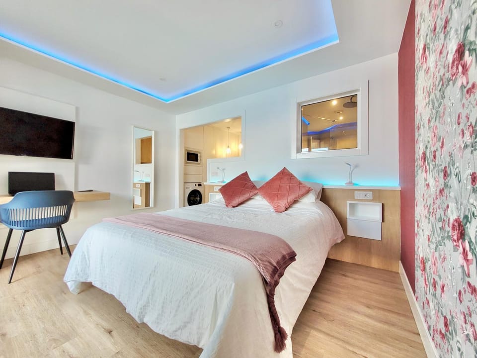 Bed, TV and multimedia, Photo of the whole room, Seating area, Bedroom
