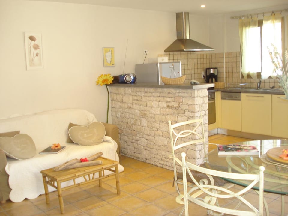 Kitchen or kitchenette, Living room