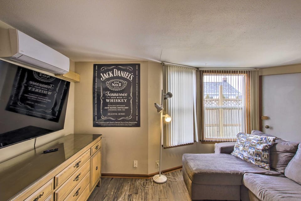 Dtwn Sheboygan Apt Above Local Bar! Apartment in Sheboygan
