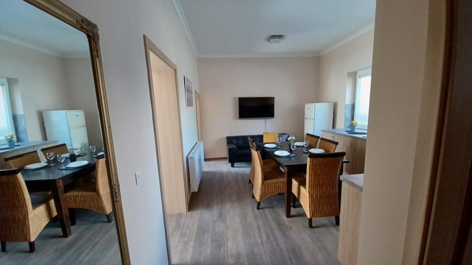 Communal lounge/ TV room, Day, Kitchen or kitchenette, Dining area
