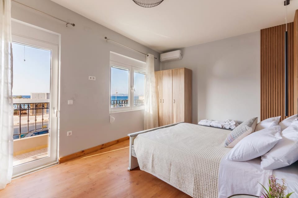 Bed, View (from property/room), View (from property/room), Bedroom, City view, City view, Landmark view, Landmark view, Sea view, Sea view, Street view, Street view, wardrobe, air conditioner