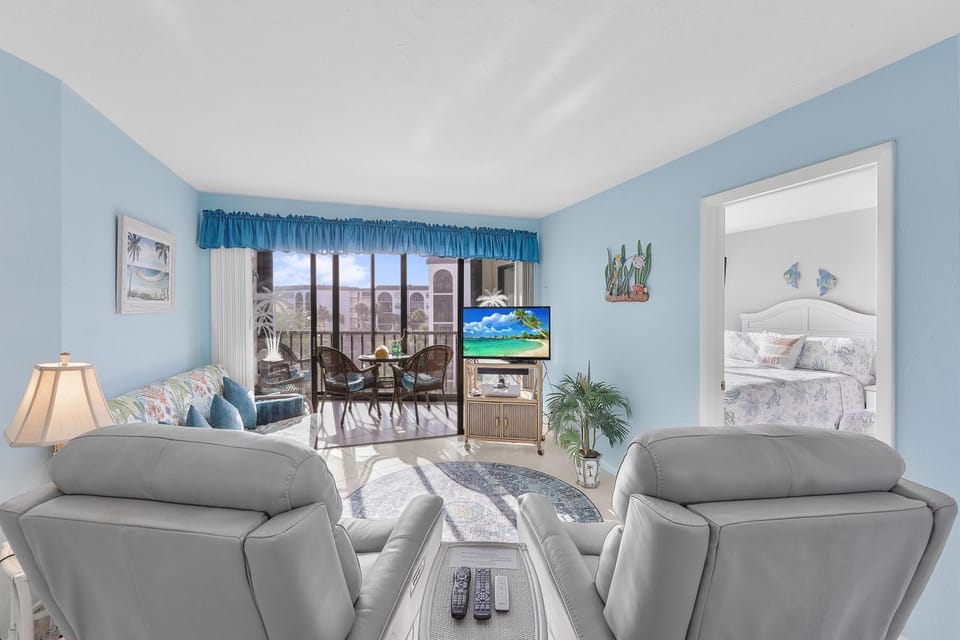 Waterfront condo in Anglers Cove with pools and spas House in Marco Island