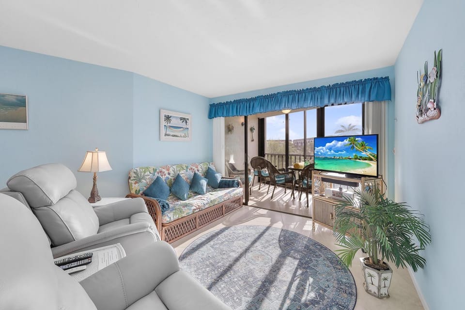 Waterfront condo in Anglers Cove with pools and spas House in Marco Island